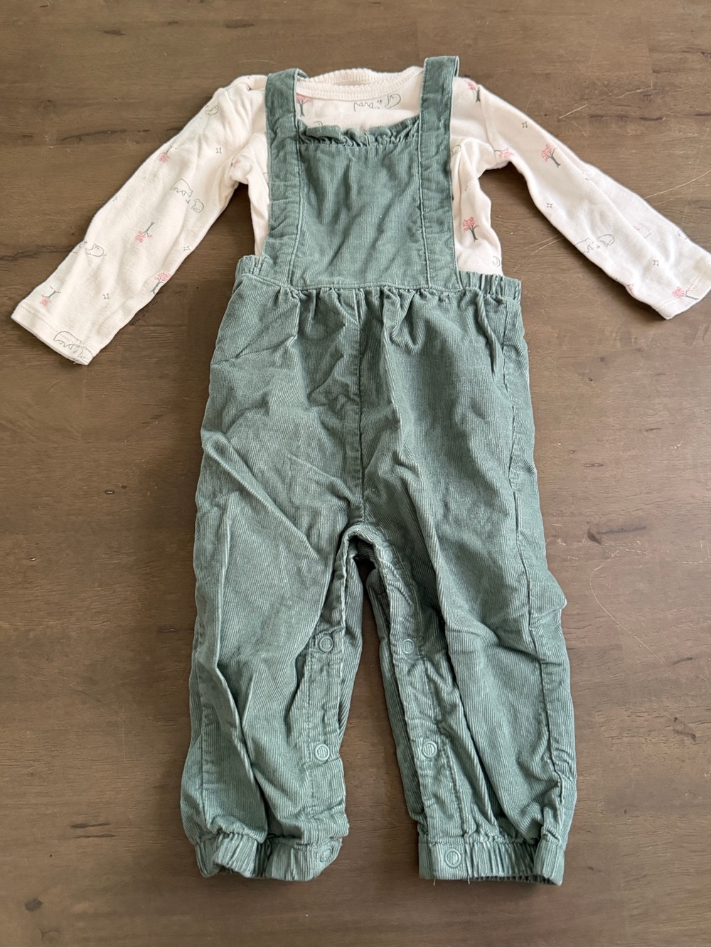 2pcChildren's Green Corduroy Overalls w/ Matching Bear Printed T Shirt